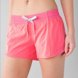 Lululemon Hotty Hot Mid-Rise Short 4" Flash Light size 4